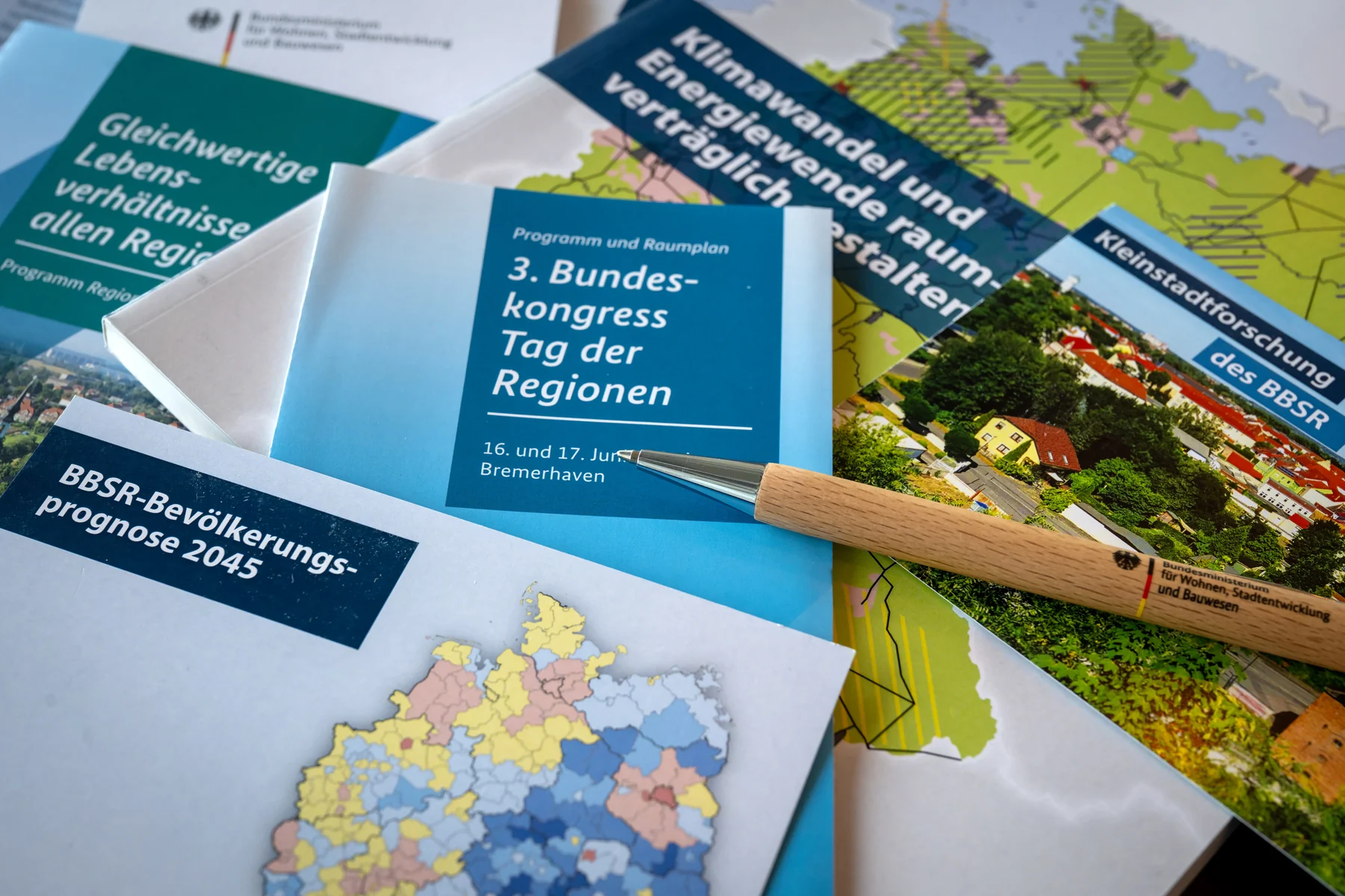 Publikationen und gedruckte Kommunikationsmaterialien zum Tag der Regionen